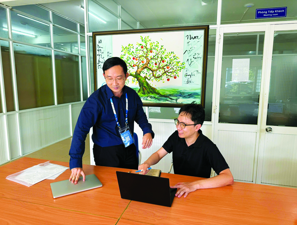 Tiến sĩ Lê Xuân Bách (bên trái) chọn về nước làm giảng viên Khoa Khoa học và Kỹ thuật máy tính, Trường đại học Bách khoa (Đại học Quốc gia TPHCM)