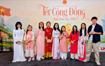 Áo dài xuống phố, mang tết về giữa lòng đảo quốc