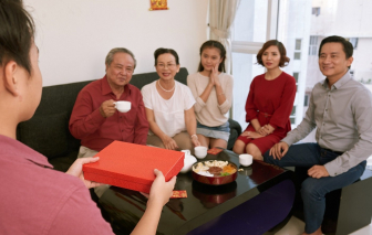 Cả nhà tôi ngỡ ngàng trước món quà tết của anh