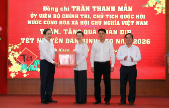 Chủ tịch Quốc hội Trần Thanh Mẫn tặng quà các gia đình ở xã Thạnh Xuân, TP Cần Thơ