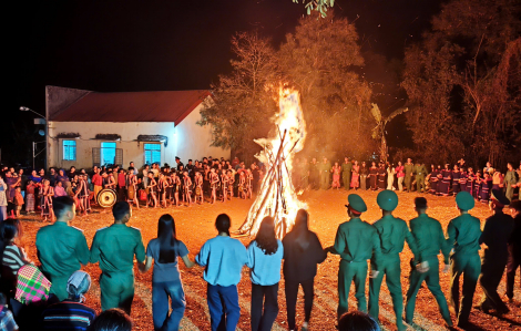 Bộ đội gói bánh chưng, cùng người dân buôn làng nhảy múa