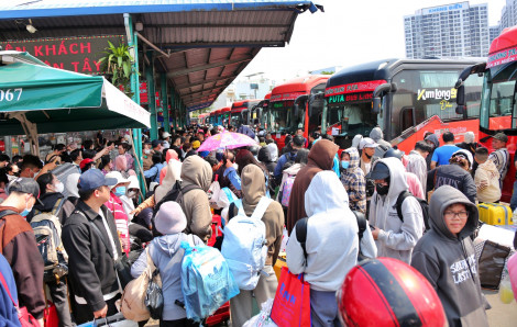 Cao điểm đi lại tết, hành khách chen chúc ở Bến xe Miền Tây