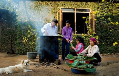 Ngồi bên bếp lửa hong đôi bàn tay