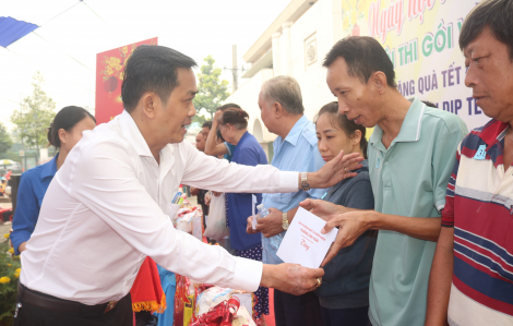 Phường Linh Xuân tặng 245 phần quà tết cho các hộ dân có hoàn cảnh khó khăn