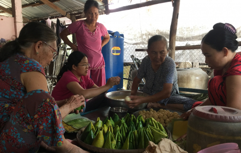 Tiếng còi xe cấp cứu và mùi vị đòn bánh tét năm ấy