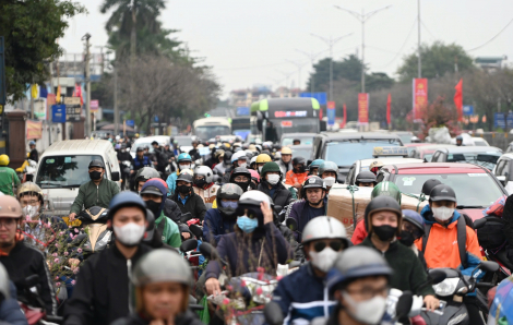 Người dân rời Hà Nội về quê ăn tết, cửa ngõ thủ đô đông kín