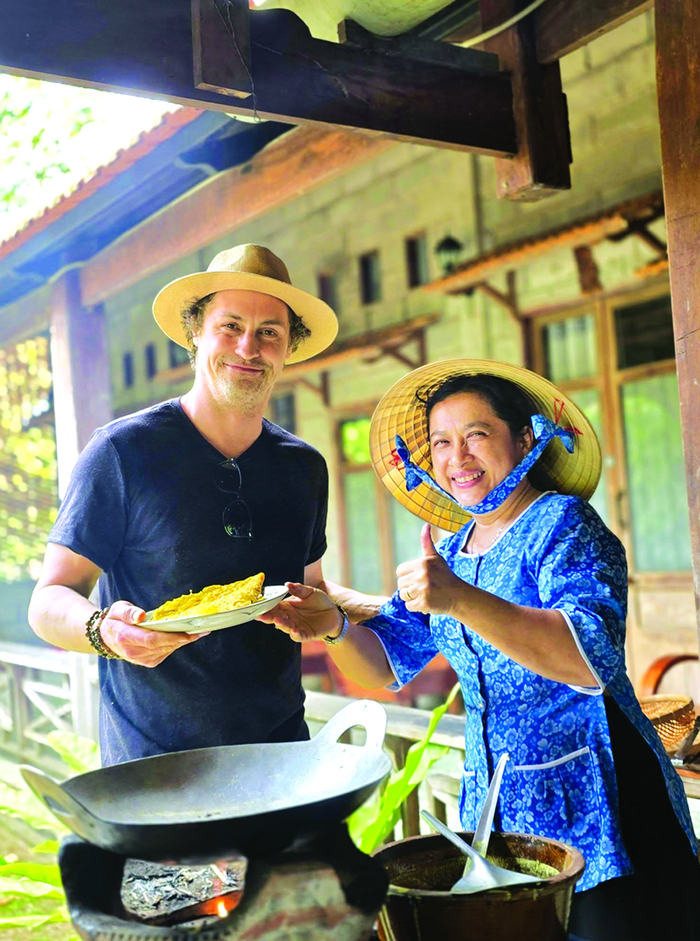 Chị Út Trinh với du khách khi họ trải nghiệm đổ bánh xèo