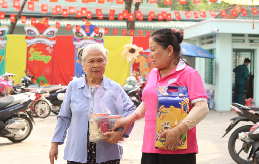 Hơn 1,1 tỉ đồng chăm lo tết cho hội viên phụ nữ và người lao động ở phường Đông Hưng Thuận