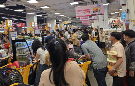 Chiều 28 tết người dân ‘ùn ùn’ tới siêu thị, nhiều mặt hàng hết sớm