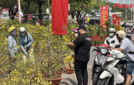 Chợ hoa vùng ven TPHCM hạ giá “sập sàn” chiều 28 tết