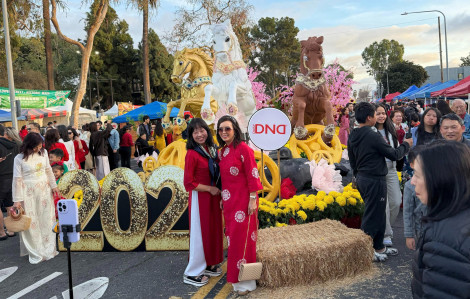 Tết thì thầm ở đường hoa Main, California