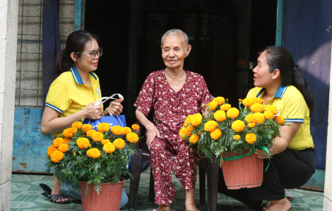 Hoa tết, bánh tét, thịt kho...và sự sẻ chia ấm áp đến với các cụ già neo đơn