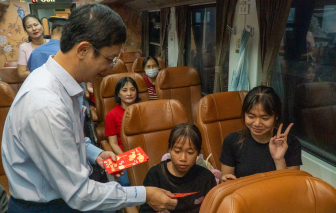 Cảm xúc đặc biệt trên chuyến tàu hỏa cuối cùng của năm Ất Tỵ