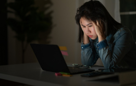 Ba mẹ giận vì tết nhất mà tôi vẫn phải cắm mặt vào máy tính