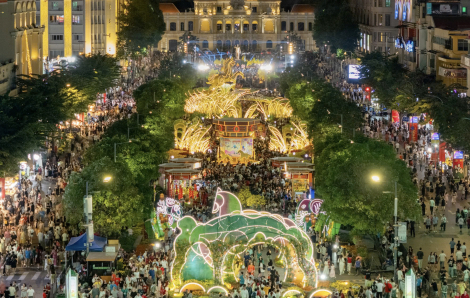 Đường hoa Nguyễn Huệ chật kín người ngày đầu mở cửa