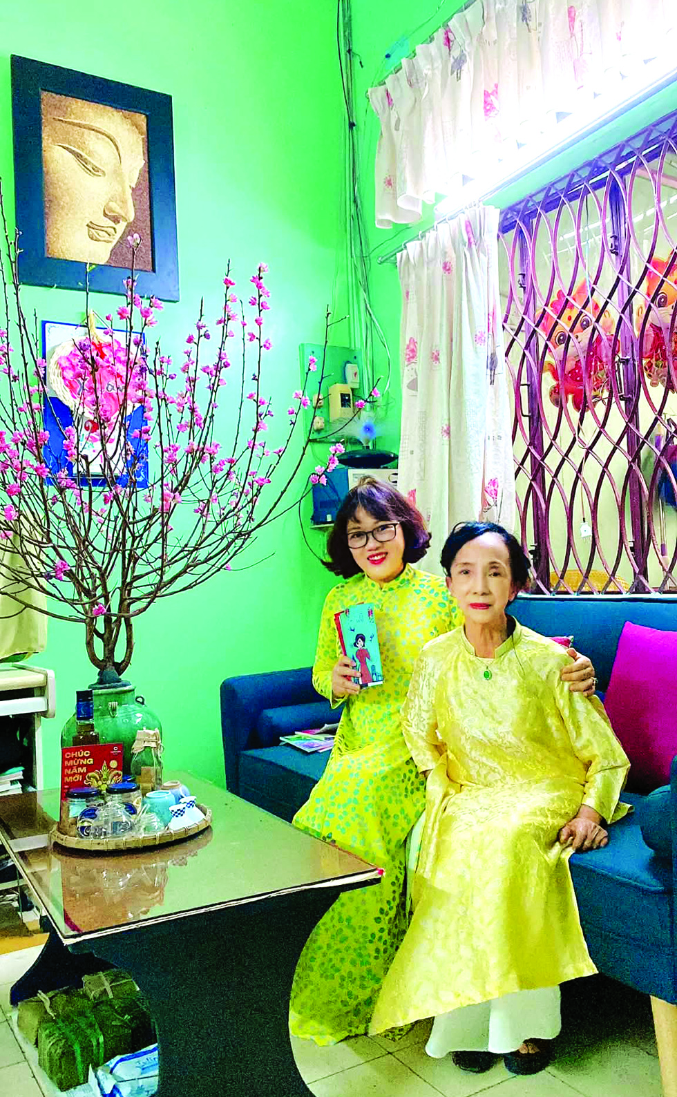 Chị Oanh và mẹ trong ngày  đầu năm mới -  ẢNH: THỤC OANH