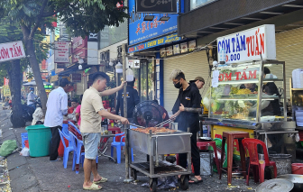 Không nghỉ tết, nhiều hàng quán TPHCM đón khách từ sáng mùng Một