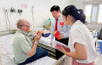 Những bao lì xì yêu thương của y, bác sĩ dành tặng bệnh nhân xa nhà