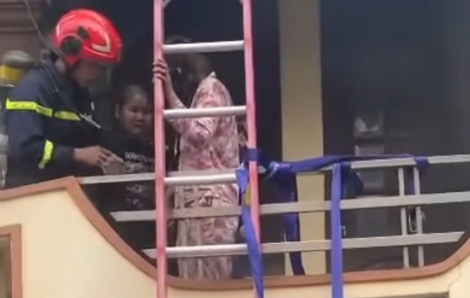 Khoảnh khắc cứu 2 mẹ con trong vụ cháy nhà sáng mùng Một tết ở Hải Phòng