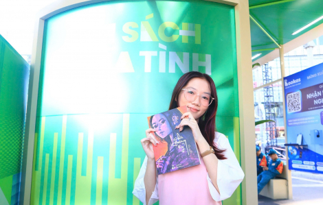 Người dân TPHCM háo hức nhận lì xì sách trong ngày mùng Một tết