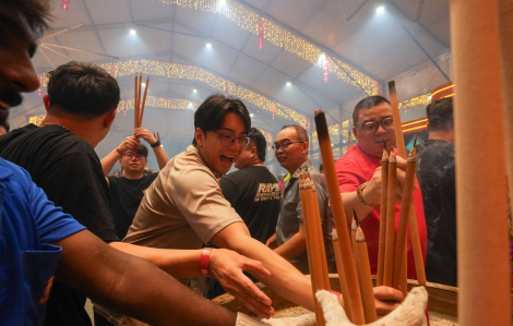 Sắc xuân Á Đông: Từ dòng người dâng hương đầu năm đến màn múa võ của robot hiện đại