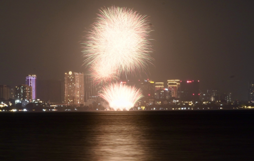 Bầu trời Hà Nội rực sáng pháo hoa đón năm mới