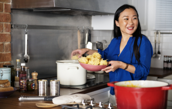 Gồng mình đóng vai vợ đảm cho đúng ý chồng