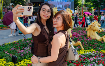 Các nàng thơ đội nắng check-in đường hoa Nguyễn Huệ