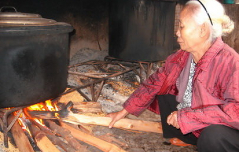 Mẹ ngồi chờ tết trôi qua