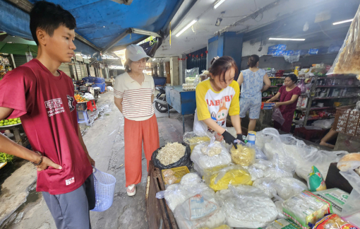 Chợ mở bán từ mùng Hai, giá nhiều loại bất ngờ giảm mạnh