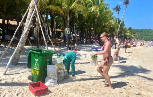 Ngày xuân ra biển nhặt rác