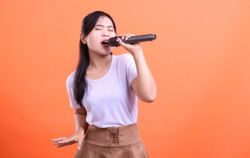 Tết kết thúc sớm vì hàng xóm hát karaoke quá to