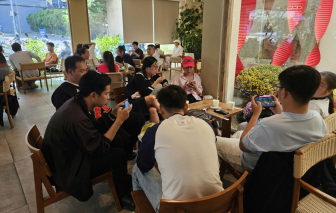 Cảnh trái ngược giữa siêu thị và quán cà phê ngày mùng Ba tết