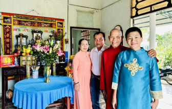 Lần đầu ông nội mặc áo dài đỏ