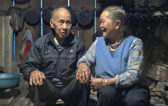 Cụ ông 107 tuổi, cụ bà 93 tuổi hàng ngày vẫn chăm hơn 50 con bò