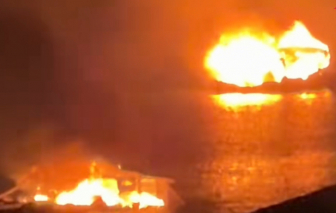 Cháy tàu du lịch ở Phú Quốc, lửa lan qua bè cá