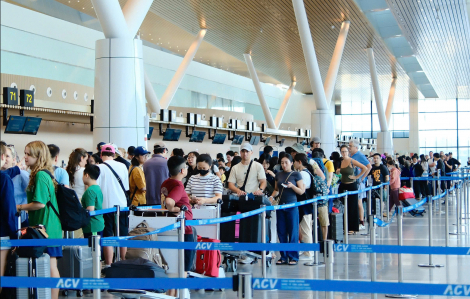 Hơn 170.000 khách qua Tân Sơn Nhất ngày mùng Bốn tết, vượt xa mức dự báo