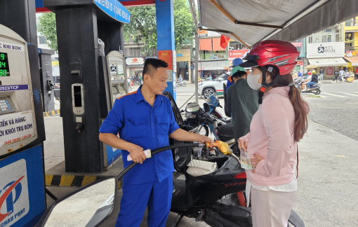 Giá xăng giảm, giá dầu tăng