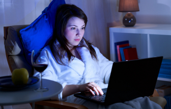 Phụ nữ dễ tổn thương tim mạch do thức khuya