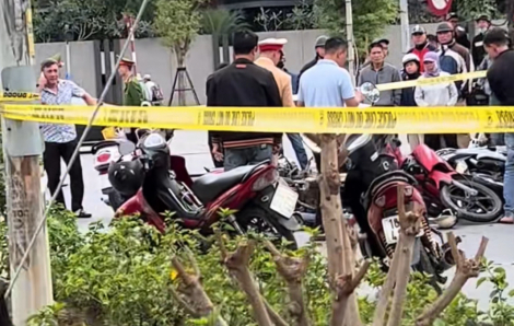 Ô tô tông một loạt 10 xe máy đang dừng đèn đỏ ở Hải Phòng chiều mùng 5 tết