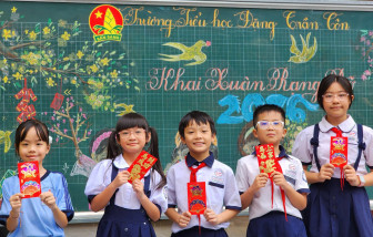 Học sinh TPHCM hái lì xì trong ngày đầu trở lại trường