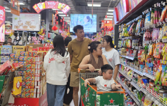 Siêu thị, trung tâm thương mại kín khách trong ngày cuối kỳ nghỉ tết