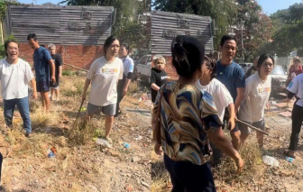 Triệu tập chủ quán cơm niêu ở Vũng Tàu cầm ghế, xẻng đuổi đánh nhóm du khách