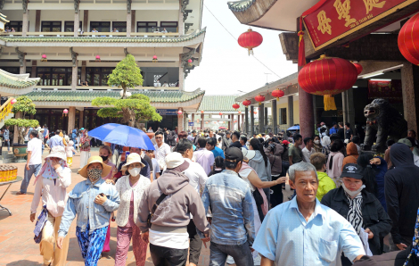 Miếu Bà Chúa Xứ Núi Sam ken kín khách