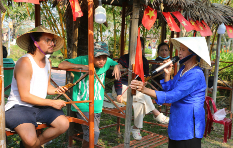 Ngày xuân, hội bài chòi thức giấc dưới mái cầu xưa