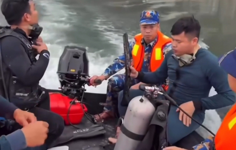 Vụ lật tàu ở hồ Thác Bà: Đặc công đã tìm thấy 1 nạn nhân