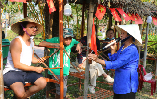 Ngày xuân, hội bài chòi thức giấc dưới mái cầu xưa