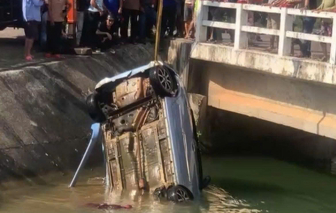 Phát hiện hai thi thể cùng chiếc xe ô tô dưới mương nước ở Gia Lai