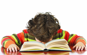 Có cần đưa đi khám khi trẻ uể oải, chán học sau tết?