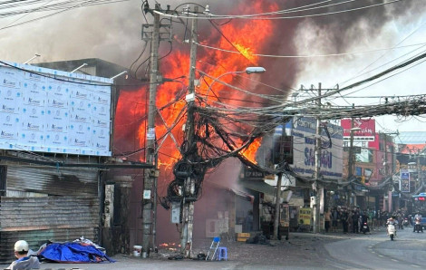 Cháy lớn tại cửa hàng kinh doanh trên đường Đỗ Xuân Hợp